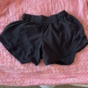 Lululemon black 4 inch hottie hots size 2